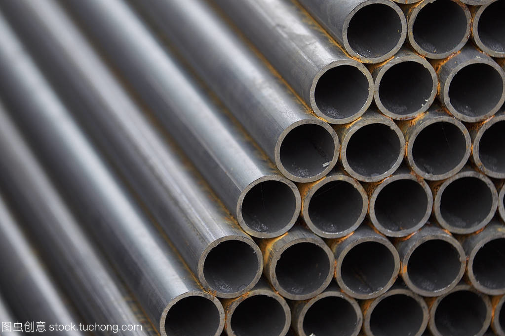 金屬型材管的圓形截面的金屬產(chǎn)品在倉(cāng)庫(kù)包