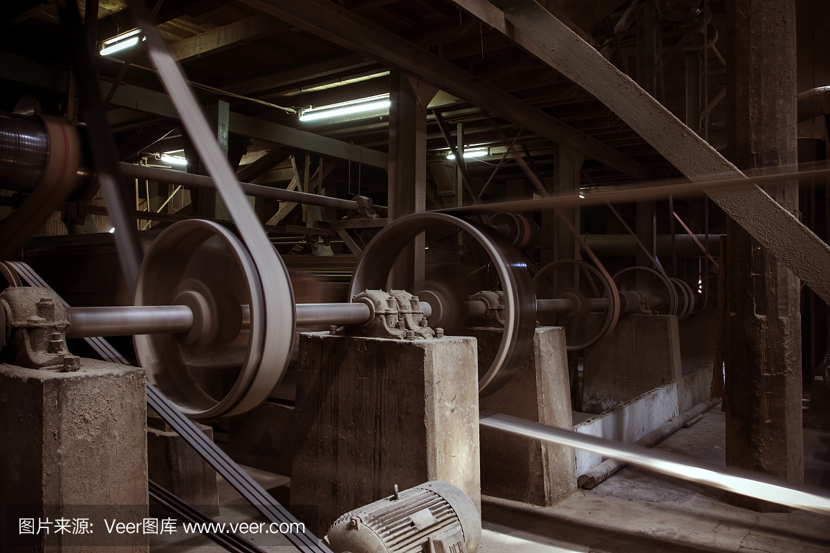 在農用工廠里用蒸汽機工作的舊機器