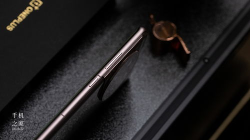 完美融合玻璃質(zhì)感與金屬色澤 一加 ace 3 鳴沙金