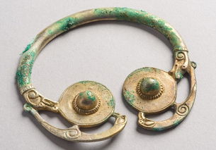 這些孩子們要用金屬探測儀尋寶啦